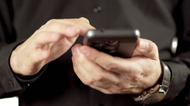 Männer wischen mit den Händen zum Text auf dem Handy — Stockvideo