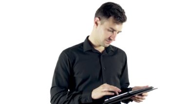 Genç adam onun tablet beyaz arka plan üzerinde kullanır.