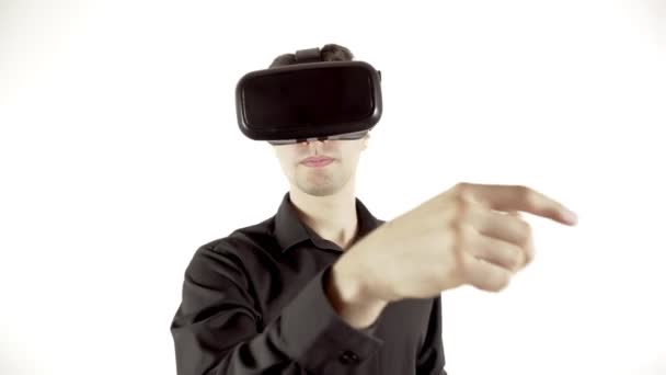 Man bär virtuell verklighet skyddsglasögon. Studio video, vit bakgrund — Stockvideo