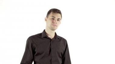 genç adam televizyon izlerken uzaktan kumanda ile