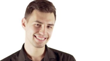 Siyah tişörtlü beyaz arka plan üzerinde izole dururken gülümseyen yakışıklı genç