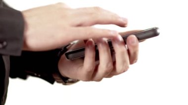 Bir cep telefonu üzerindeki metinlere tokatlamak eller. Arka temiz beyazdır