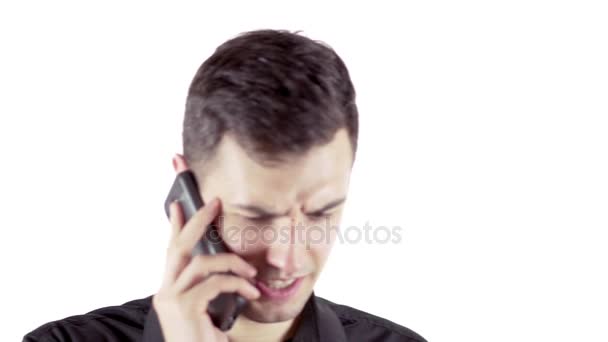 愤怒的商人尖叫在移动手机上孤立在白色的背景，执行大喊大叫，谈话问题沟通危机的概念 — 图库视频影像