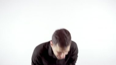 Genç adam siyah gömleğini kedisini tuttuktan sonra fırça gerekiyor