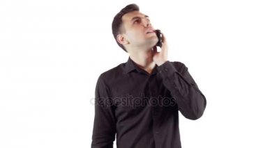 Cep telefonuyla konuşurken beyaz arka plan üzerinde siyah gömlekli genç adam gülüyor