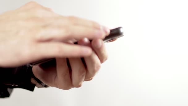 Les mains glissent vers le texte sur un téléphone portable. Le fond est blanc propre — Video