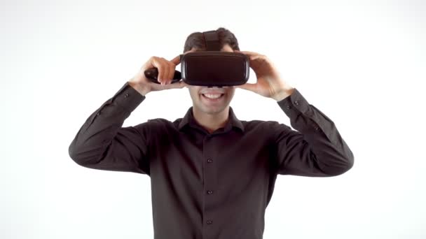 Ο άνθρωπος που παίζει στα γυαλιά εικονικής πραγματικότητας. Στούντιο βίντεο, λευκό φόντο — Αρχείο Βίντεο