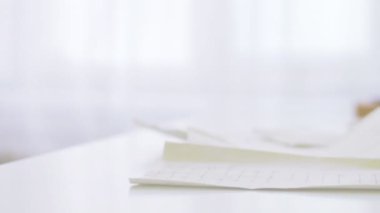 Kadının el kağıt parçaları içeren tabloyu üzerinden geçer