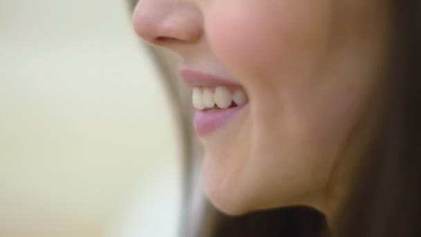 Mujeres primer plano retrato de los labios — Vídeos de Stock