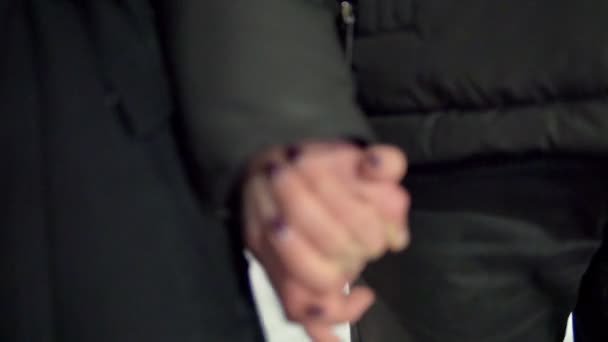 Ευτυχισμένο ζευγάρι κρατώντας τα χέρια. Κοντινό πλάνο. — Αρχείο Βίντεο