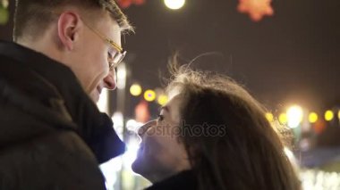 Açık öpüşme genç mutlu çekici çift. Noel zamanı