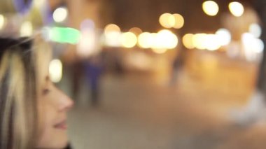 Açık öpüşme genç mutlu çekici çift. Noel zamanı