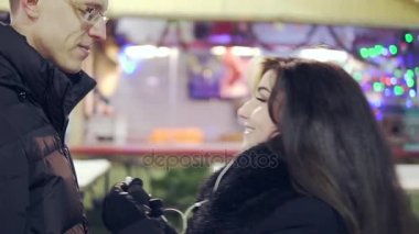 Güzel genç kız erkek arkadaşı ile onun kulaklık hisse.