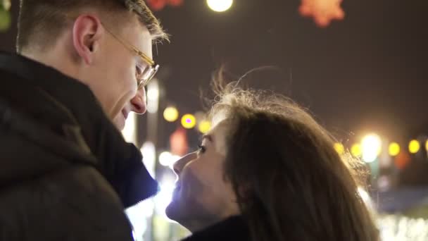 Joven feliz pareja atractiva besando al aire libre. Tiempo de Navidad — Vídeo de stock