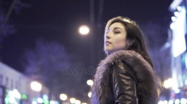 Genç güzel kadın City karşı akşam ışıklar gece sokak poz güzel