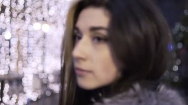 Genç güzel kadın City karşı akşam ışıklar gece sokak poz güzel