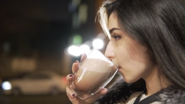Zblízka portrét mladé ženy Černovlásky s velkým hrnkem horké nápoje během chladného dne. — Stock video