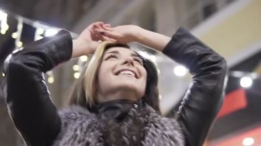 Genç güzel kadın caddenin karşı akşam ışıklar gece gülümseyen güzel