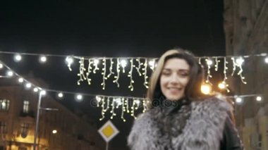 Genç güzel kadın caddenin karşı akşam ışıklar gece gülümseyen güzel