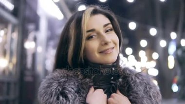 Genç güzel kadın caddenin karşı akşam ışıklar gece gülümseyen güzel