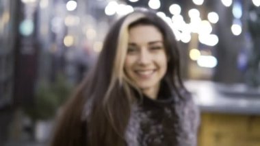 Genç güzel kadın caddenin karşı akşam ışıklar gece gülümseyen güzel