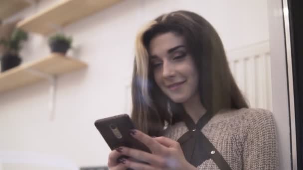 Giovane donna sms con il suo fidanzato e sorridente — Video Stock