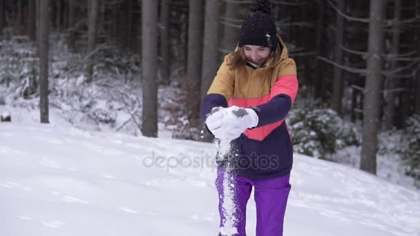 Zima Krajobraz piękny śniegu szczęśliwa kobieta gra na padający śnieg. Młoda Dziewczyna zabawy figlarnie rzucanie śniegiem gry poza, z bronią w powietrzu zabawy zimą. — Wideo stockowe