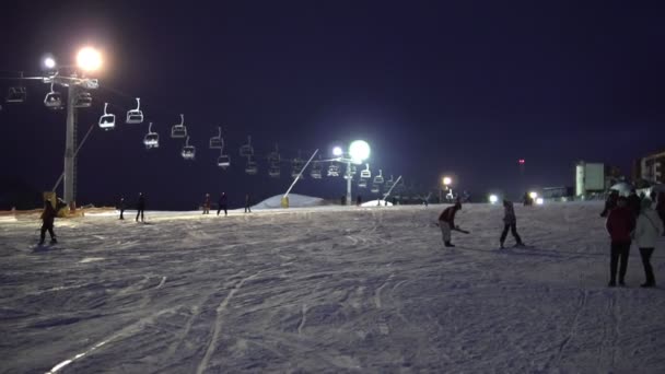 Éjjeli síelés a havas éjszakai fények — Stock videók
