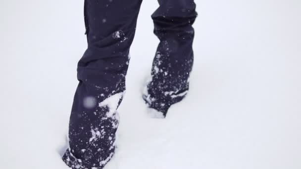 Homem caminhando em sapatos de snowboard na neve — Vídeo de Stock