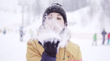 Genç kadın kar kış doğada esiyor