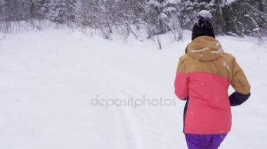 Genç kadın kar kış giyim çalıştırmak için