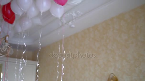 Vita och rosa ballonger hänga under tak — Stockvideo