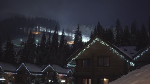 Natuur, landschap, nacht uitzicht op berg ski resort. — Stockvideo