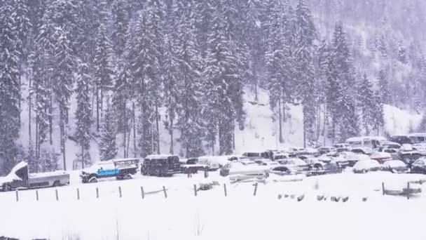 Parkování aut na lyžařské sportovní areál na zimu. — Stock video