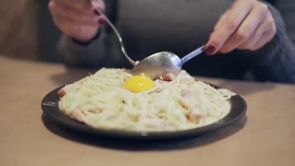 Паста карбонара. Спагетти с беконом и сыром пармезан спагетти, яйцо и сыр пармезан в темной тарелке — стоковое видео