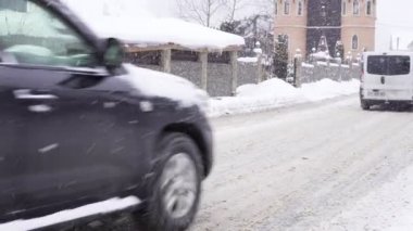 Bukovel, Ukrayna Aralık 28: Bukovel, Ukrayna'da yolda trafik.