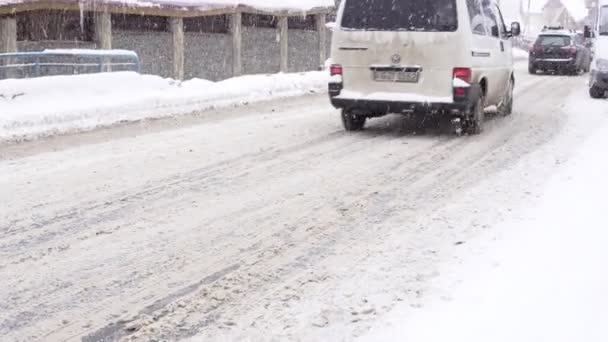 Bukovel, Ukrayna Aralık 28: Bukovel, Ukrayna'da yolda trafik. — Stok video