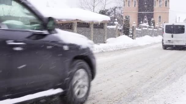 Bukovel, Ucraina il 28 dicembre: Traffico su strada a Bukovel, Ucraina . — Video Stock