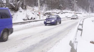 Bukovel, Ukrayna Aralık 28: Bukovel, Ukrayna'da yolda trafik.