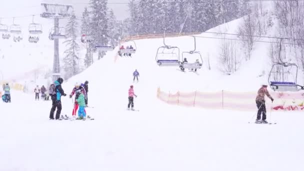 Αμερικανών στις 28 Δεκεμβρίου: άνθρωποι στο χιονοδρομικό θέρετρο σε Bukovel στο λιφτ του σκι — Αρχείο Βίντεο