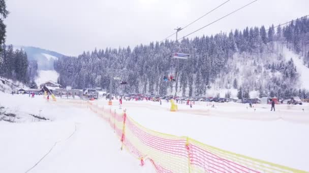BUKOVEL, UCRAINA - 26 DICEMBRE 2016: Snowboarder e sciatori che si divertono sulle piste della stazione sciistica di Bukovel. Bukovel è la località sciistica più popolare in Ucraina . — Video Stock