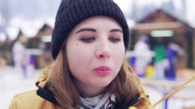 Güzel sarışın kış pazar çerçevede patates cipsi yiyor