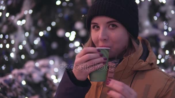 Träumende junge Frau mit heißem Tee und Schokolade in der Nähe des Weihnachtsbaums. Erfüllung des Wunschkonzepts — Stockvideo