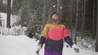 El kaldırdı kollarını, renkli ceket, genç genç erkek gülümseyen güzel kadın ile kusmak açık, kar ile oynarken mutlu sevimli kız Noel kış tatil