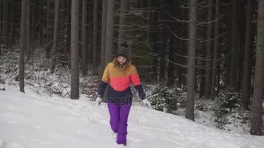 Ormandaki açık havada giysiler kış mutlu gülümseyen kadın
