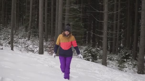 Heureuse femme souriante en chiffons d'hiver à l'extérieur dans la forêt — Video