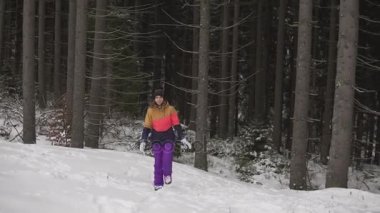 Ormandaki açık havada giysiler kış mutlu gülümseyen kadın gülümseyerek ve dalgalar kadar elini geliyor