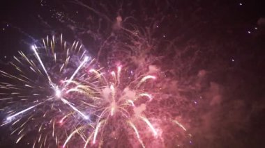 Gece gökyüzünde havai fişekler