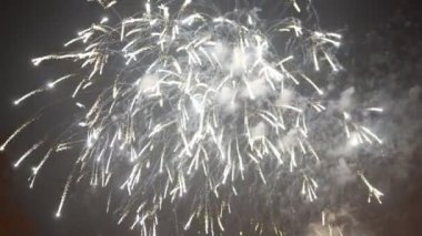 Gece gökyüzünde havai fişekler