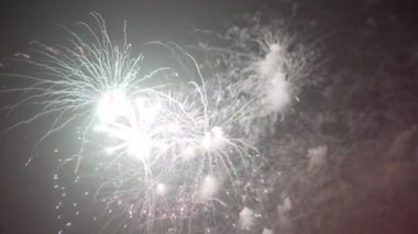 Gece gökyüzünde havai fişekler